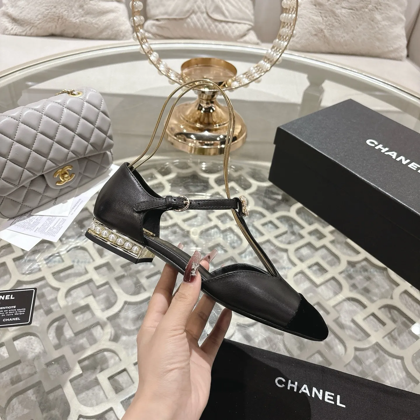 👟👟Ex-factory price 560👟👟 25ss early autumn new Xiaoxiang Chanel pearl double C buckle T-strap Mary Jane shoes pearl heel buckle shoes doll shoe design is so cute 💥The daughter of a rich family has the sense of sight, retro sweetness and age reduction! Mary Jane's unique noble texture allows you to practice various combinations of beauty. Beauty and comfort coexist. Who can not be tempted? The high-end simple style will never go out of style when worn again and again. It vividly interprets the charm of the exclusive fragrance. More possibilities for shaping. Original molded hardware buckle. Upper: lambskin. Lining: sheepskin. Outsole: genuine leather outsole imported from Italy. Size: 35-39 (40.41 custom-made, non-refundable).